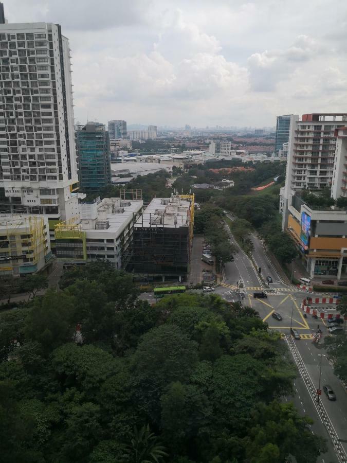 The 12 Suites @ Empire Damansara Петалинг-Джая Экстерьер фото
