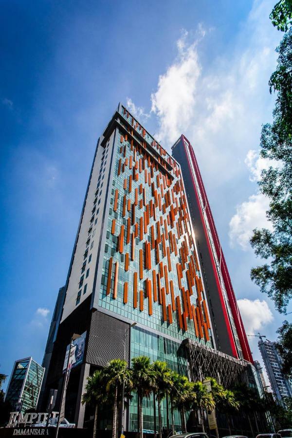 The 12 Suites @ Empire Damansara Петалинг-Джая Экстерьер фото